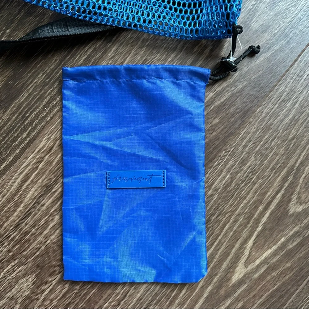 🆕 Free People Unisex Blue Mini Mesh Sling Bag - Picture 5 of 14